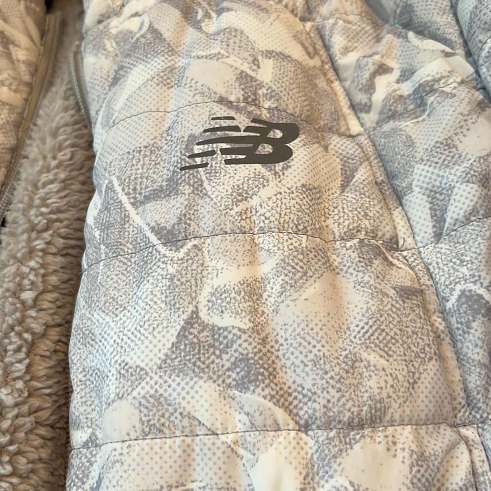 B 3   Women’s New Balance Coat - Picture 2 of 4